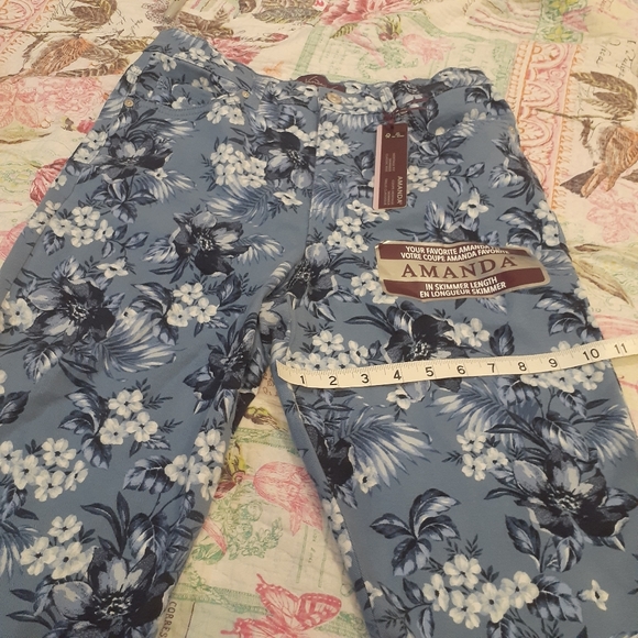 4 for $25- NWT Gloria Vanderbilt Capris, Size 8 - Picture 4 of 11